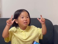 次男くんの言葉を手話で伝える三女ちゃん（提供：くりた家さん）