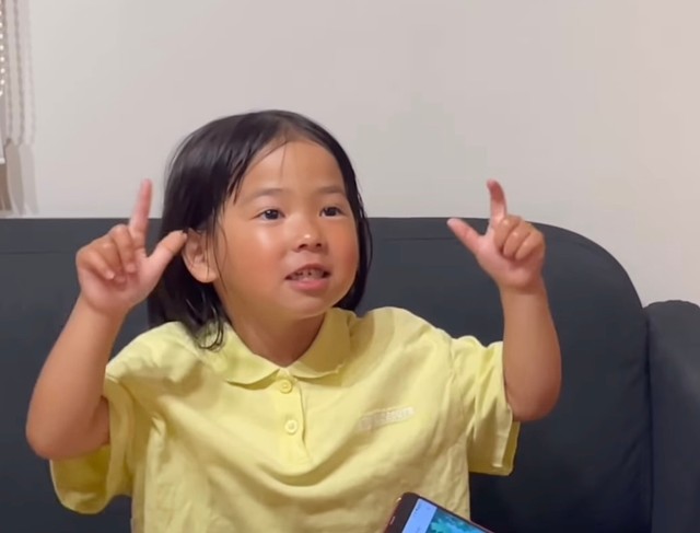 次男くんの言葉を手話で伝える三女ちゃん（提供：くりた家さん）