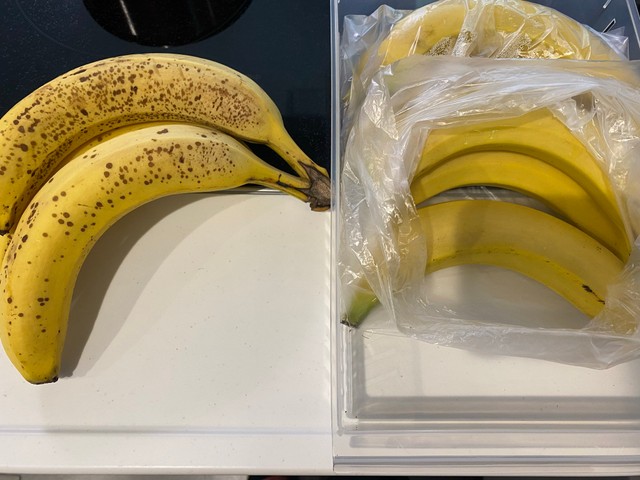 常温保管だと黒い斑点、冷蔵庫でアイラップを包むと買った時の鮮度をキープ！（提供：あさみんさん）