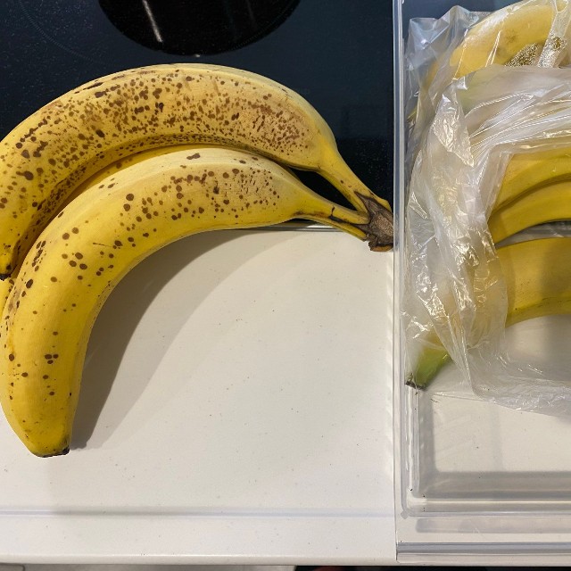 常温保管だと黒い斑点、冷蔵庫でアイラップを包むと買った時の鮮度をキープ！（提供：あさみんさん）