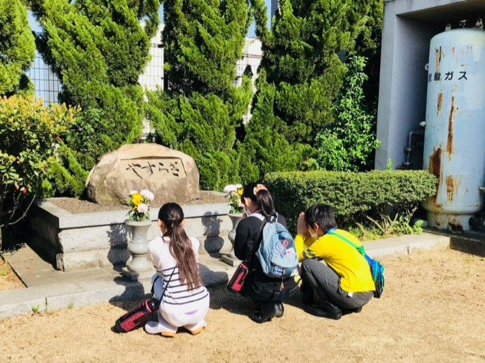 保健所の慰霊碑の前で仲間と一緒に祈りを捧げた…