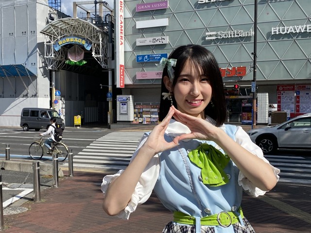 岡山駅前商店街の桃のオブジェと一緒に