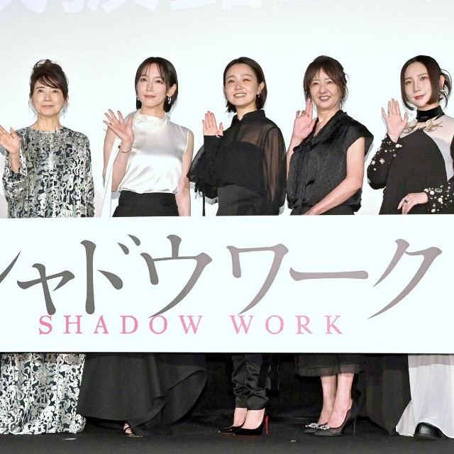 客席に手を振る（左から）佐月絵美、酒井若菜、風吹ジュン、、吉岡里帆、奈緒、美保純、ファーストサマーウイカ、吉野竜平監督