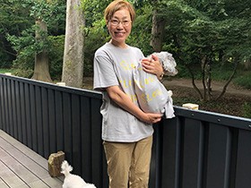 歩みを緩めて新しい景色を　小林マナさん「みんなイヌ、みんなネコ」グッズへの願い