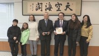 香川県庁を訪れた日系2世の菅原パウロ農夫男さん（76）とその親族5人