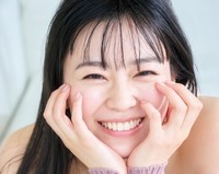 坂井仁香の2nd写真集「ひとかけら」より(©中村和孝／小学館)