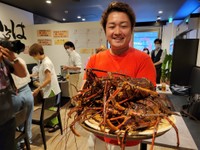 自慢の伊勢海老とオーナーの畔上裕也さん