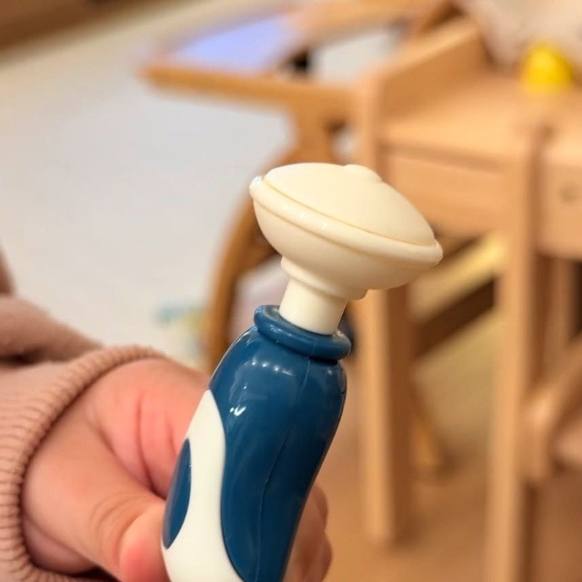 お医者さんセットの中に入っていた謎の器具／JK DECORさん（@jk___decor）提供