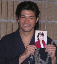 阿部和加子との結婚を発表した照英＝2005年