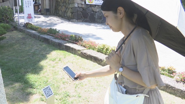 中野武営の功績をたたえる銅像に設置されたQRコード