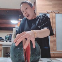 下までくるくる終わったら上から力を入れてカット（農狂農家はらちゃんさんThreadsより動画スクリーンショット）