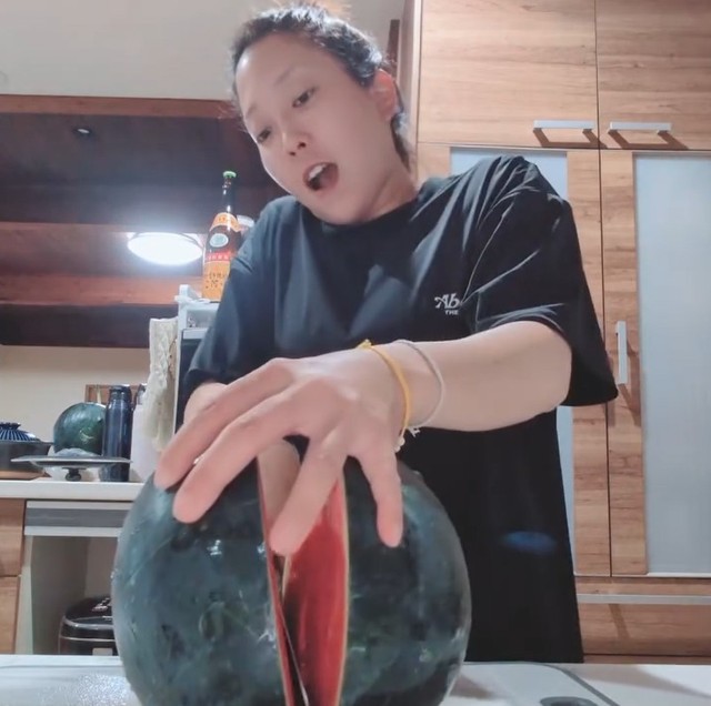 下までくるくる終わったら上から力を入れてカット（農狂農家はらちゃんさんThreadsより動画スクリーンショット）