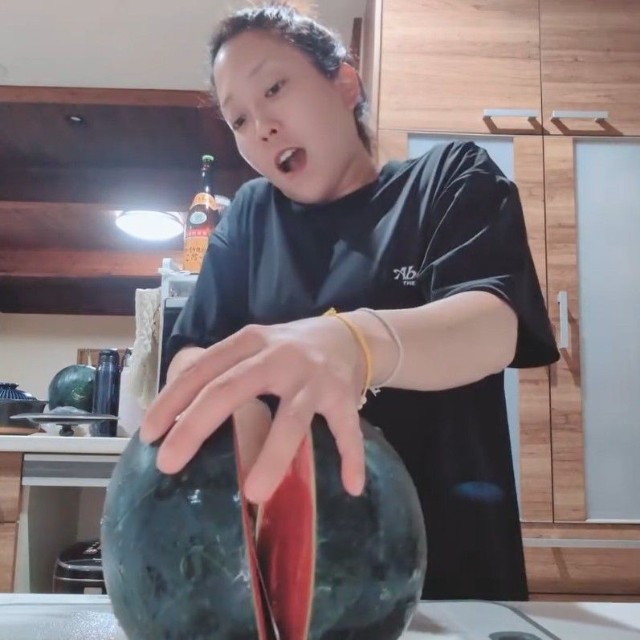 下までくるくる終わったら上から力を入れてカット（農狂農家はらちゃんさんThreadsより動画スクリーンショット）