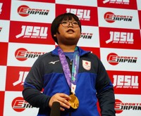 金メダルをさげて取材を受ける栗原悠輝