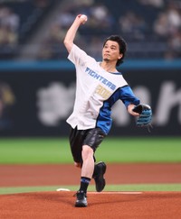ファーストピッチセレモニーで投球するKREVA＝エスコンフィールド北海道