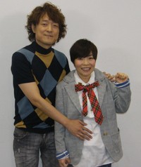 夫の福島正紀さんと会見した山田花子＝2012年