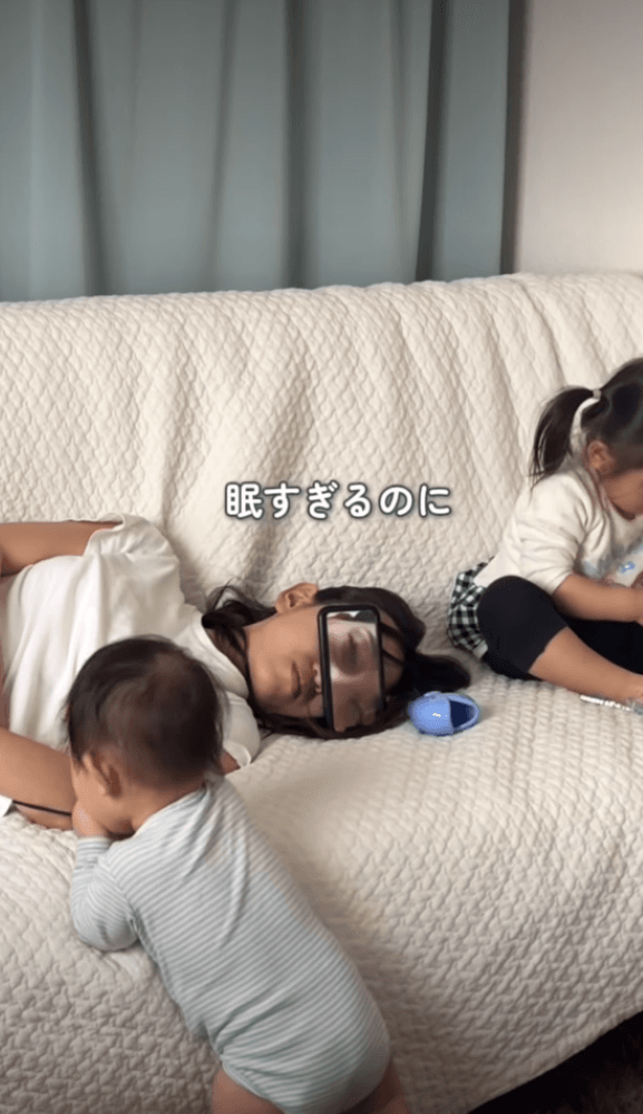 スマホに映した“自分の目”を顔に乗せた母。子どもたちは横で遊んでいる／ゆんぴさん（@yumpi_ikuji）提供