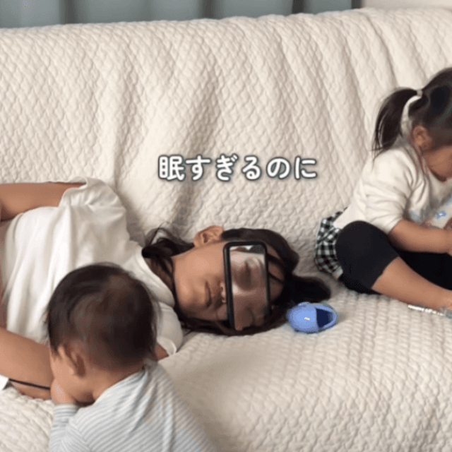 スマホに映した“自分の目”を顔に乗せた母。子どもたちは横で遊んでいる／ゆんぴさん（@yumpi_ikuji）提供
