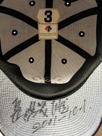 監督としての最後の試合でかぶっていたキャップもホテル竹園芦屋に寄贈された（提供）