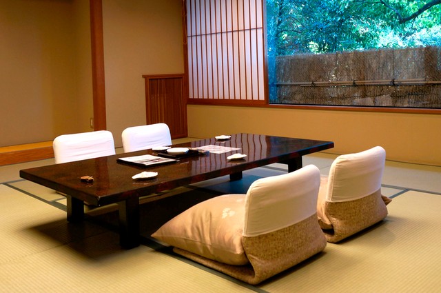 旅館の部屋に置かれていることが多い「座椅子」※画像はイメージです（L.tom/stock.adobe.com）