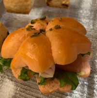 さくら型バンズを使用した「桜パンの生ハムサンド」