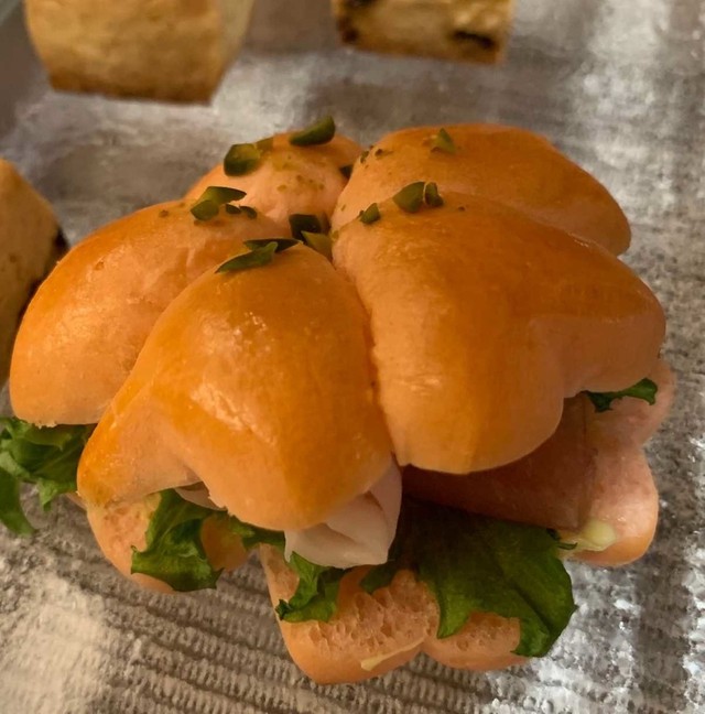 さくら型バンズを使用した「桜パンの生ハムサンド」