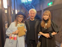 中川勝彦さんの出演映画を観賞するため会場を訪れ、記念撮影した（左から）母・桂子さん、手塚眞監督、中川翔子　※中川翔子のX (@shoko55mmts)より