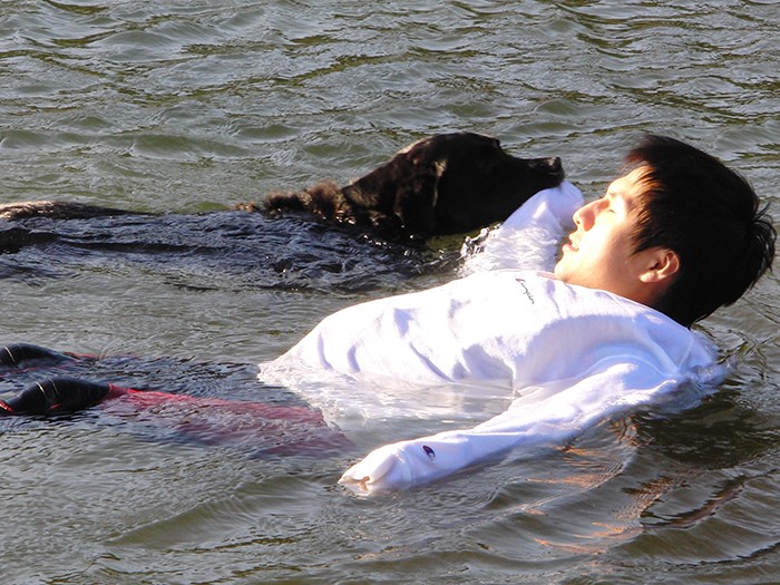 溺れ役の人にロープを持っていったり、水に浮かんだ人を陸に連れて帰るなど、複数の種目がある（前村さん提供）
