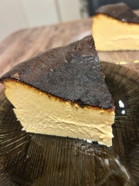 Instagramでレシピを紹介しているバスクチーズケーキ。スイーツを盛り付けるための器も新調（能島賢治さんThreadsより）