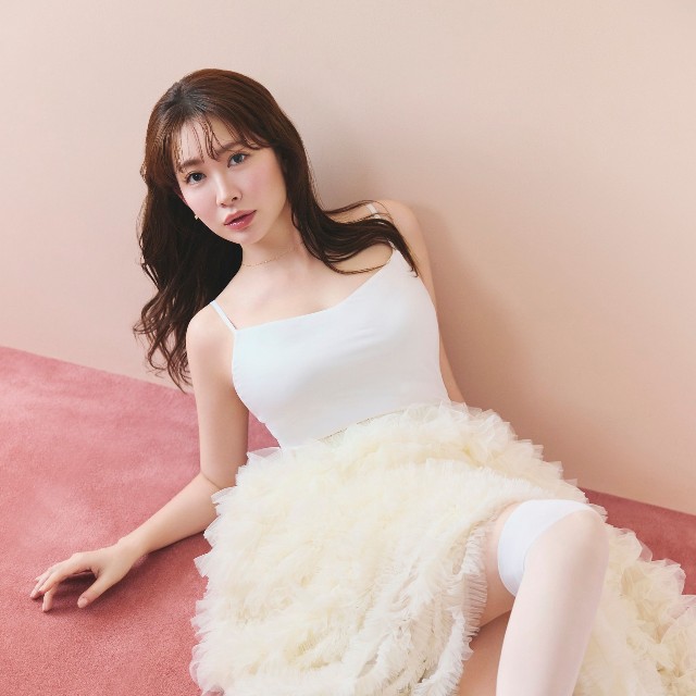 小嶋陽菜さんがプロデュースする「ROSIER by Her lip to」から着心地とホールド感を叶えるブラキャミソールが登場
