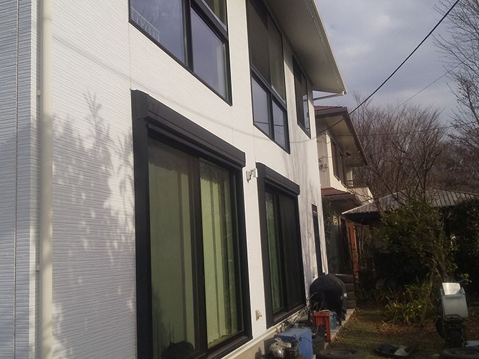 我が家の外観（南側）。１階、２階とも巨大な窓をはめ込んだので、冬は窓際に猫が一列になって日なたぼっこです。