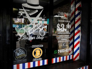 エルサルバドルでビットコインが法定通貨に、初日は波乱含み