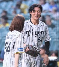 今年9月、阪神戦でファーストピッチセレモニーを務めて笑顔を見せる松谷鷹也さん＝甲子園