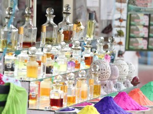 訪れた香水店。亡くなった父の香りが見つかる淡い期待を抱いていた