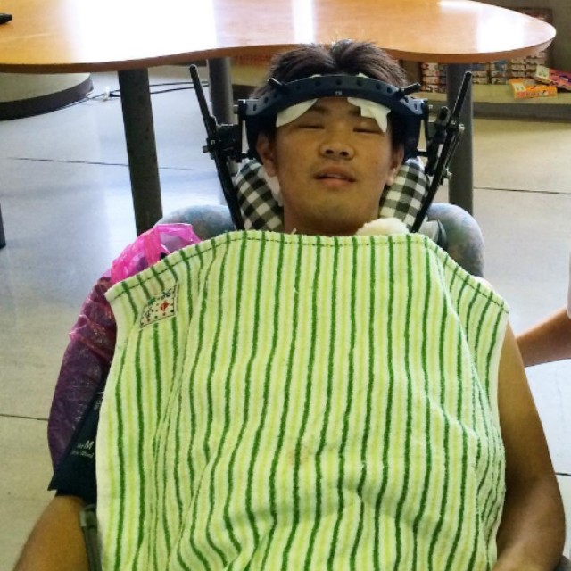 事故によって一生車椅子だと診断される（上野遥介さん提供）