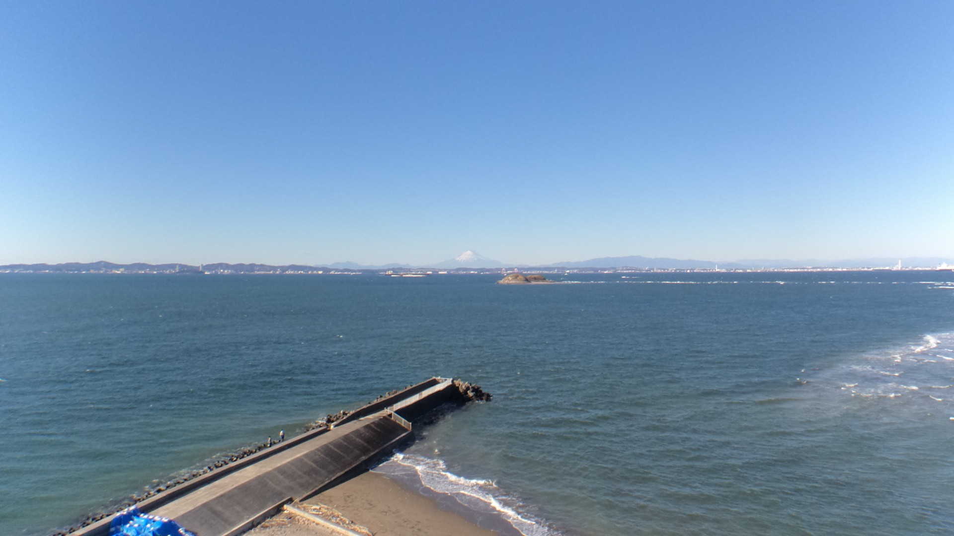 岬の突端に、不思議な「海のピラミッド」 実は東京湾を一望…富士山も