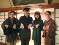 （左から）渡辺いっけい、細田よしひこ、酒井彩名、いしのようこ＝2007年