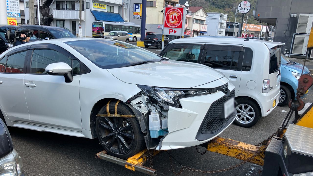 速報】「ブレーキとアクセルを踏み間違えた」80代男性が運転する車が