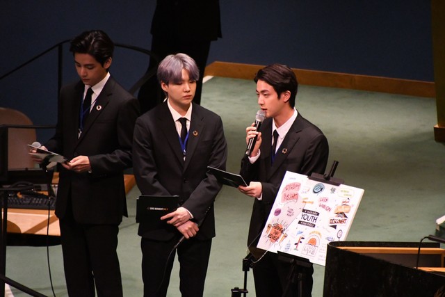 国連総会議場で演説するBTSのメンバー＝9月20日、ニューヨーク、藤原学思撮影