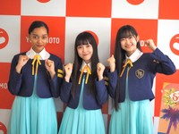 夏公演を前に意気込む少女歌劇団ミモザーヌの（左から）すずき みあい ムェンドワ、いわむらゆきね、ちばひなの