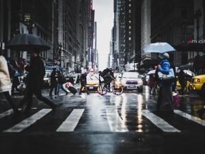 「女性が輝く職場」を「女性が歯を食いしばる職場」にしないために