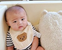 赤ちゃんの後ろから覗き込むのは…？（画像提供：hwhwhuhwさん）