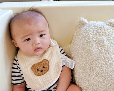 赤ちゃんの後ろから覗き込むのは…？（画像提供：hwhwhuhwさん）