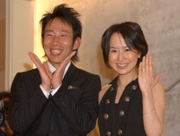 結婚会見で持ちギャグ「うれＣＹ！」を披露するモンキッキー（現おさる）と、婚約指輪を披露する山川恵里佳＝２００７年