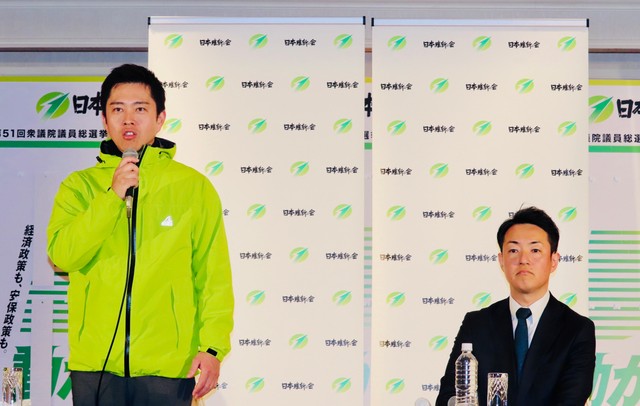 出直し選となった大阪府知事選、大阪市長選の当選確実を受け、会見した吉村洋文氏（左）、横山英幸氏＝大阪市内