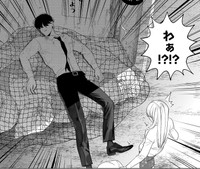 ゴミ捨て場で気を失っている蛇塚　©たかし♂(秋田書店)2024