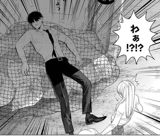 ゴミ捨て場で気を失っている蛇塚　©たかし♂(秋田書店)2024