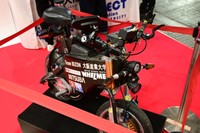 大阪産業大学で製作された電動バイク。2WD、ブレーキは自転車のようにリムを挟み込むタイプ。