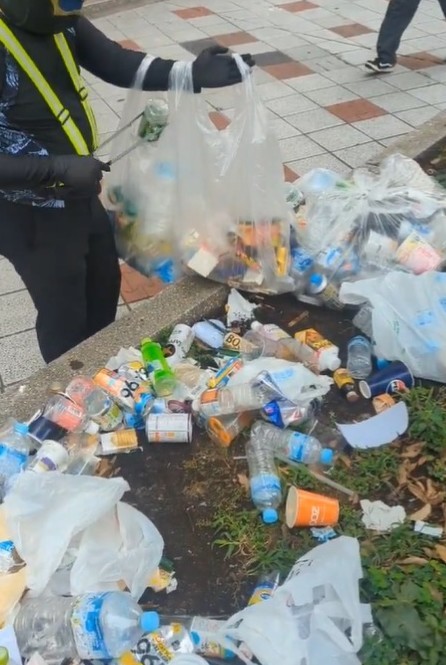 ゴミ拾いをライフワークとする“リアルライフヒーロー”、スミレンジャーZさん（スミレンジャーZさん提供、Xよりキャプチャ撮影）