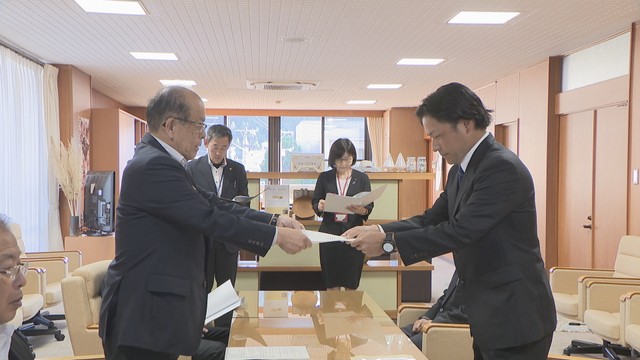 新見市の新砥小学校の保護者らが市に統合を要望　岡山
